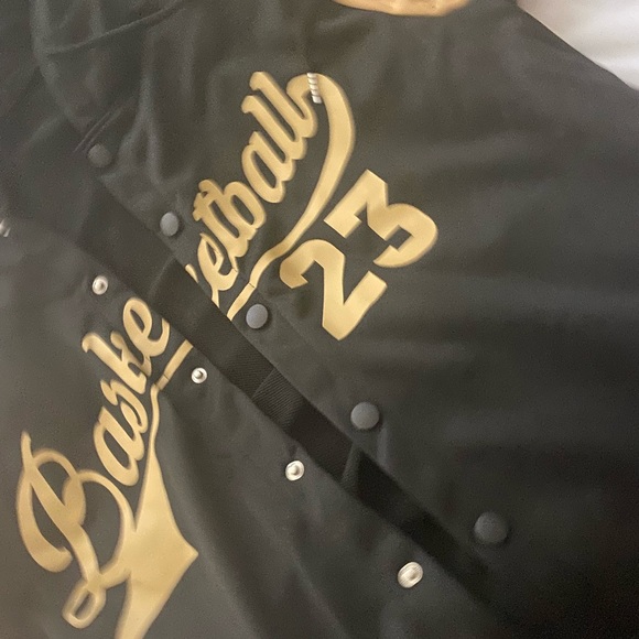 It’s a jacket - Picture 2 of 3